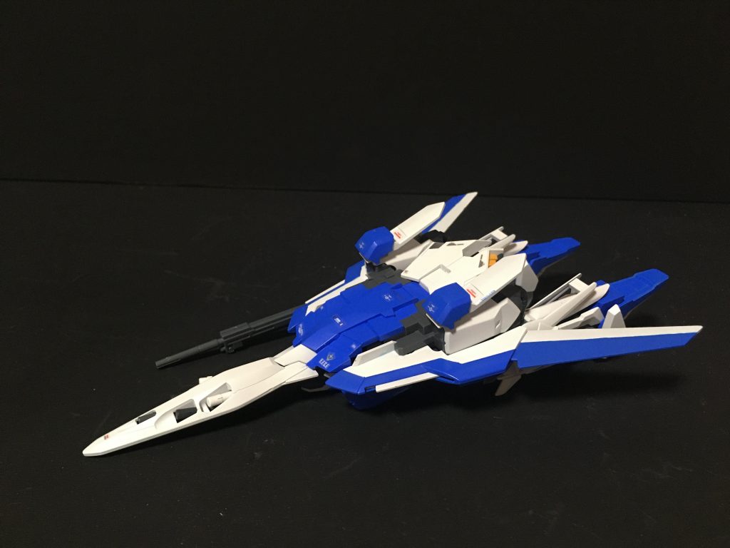 ウェイブライダー形態Zガンダムとほぼ同じ変形機構ですが、足が下部にセットされる部分が異なります。HGでは組み替え方式で、上半身は別パーツに取り替えとなります。 その分 出来上がりはカッコ良いです。