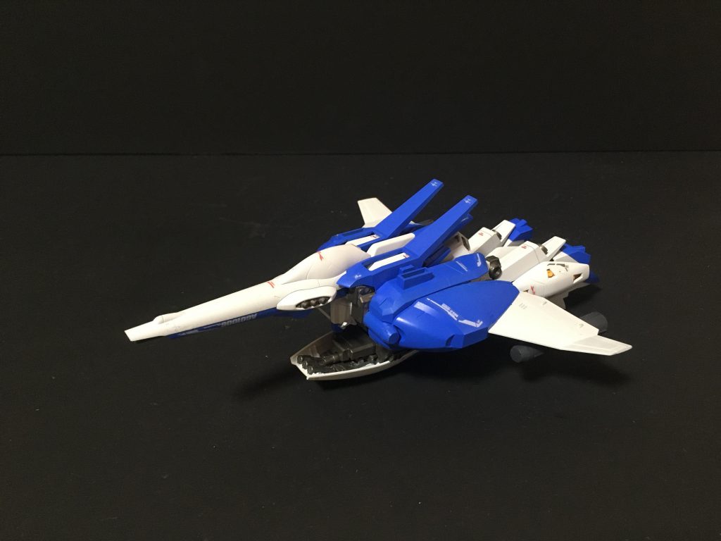 ウェイブライダー形態バック・ウェポン・システム（BWS）を装着して、足を少し畳んだだけの簡易な変形です。