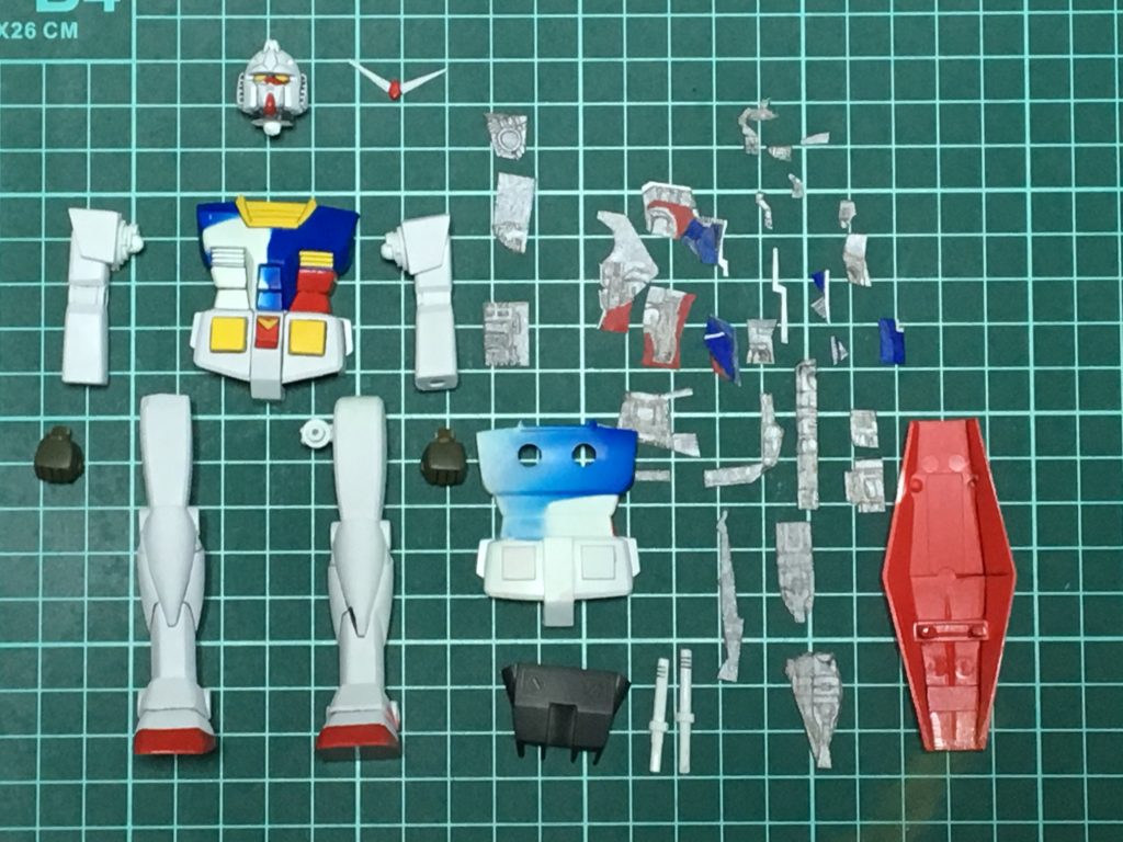 参考イラストの一方向のみしか製作をしていません。キットは上図の一部のみ本体に塗装を行いました。イラストは白色のマスキングテープに写し100均のアクリル絵の具で色をつけました。