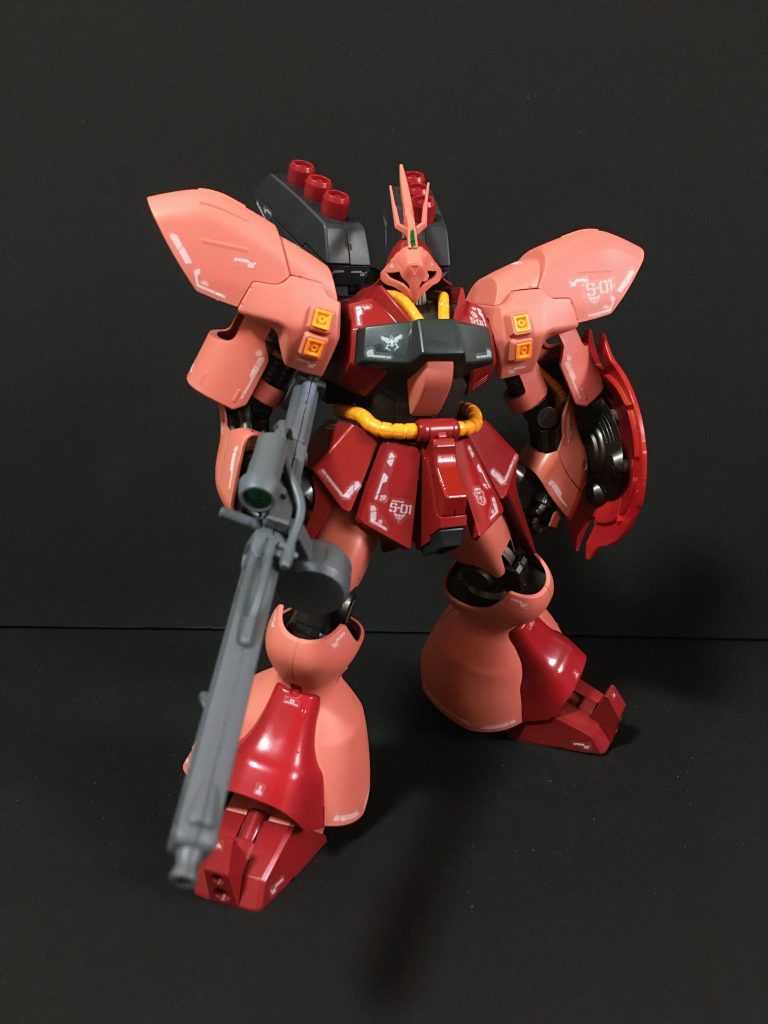 正面右側ヤクトドーガらしさを十分に残しつつ、サザビーっぽさを出すというコンセプトでミキシングしています。