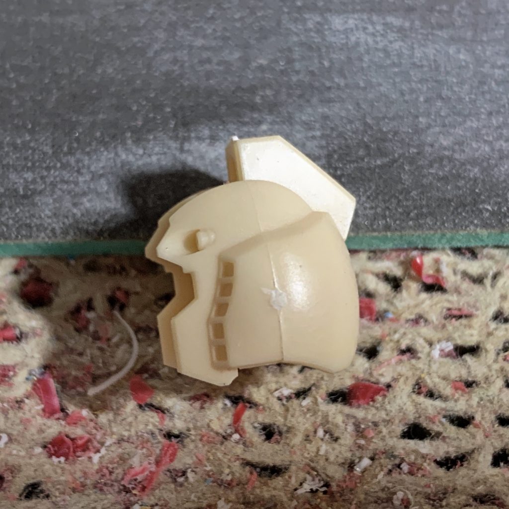 通常のキットと同様、パーティングラインはちゃんと出てます。今回は成型色活かしということもあり、丁寧にヤスリがけして消していきます。