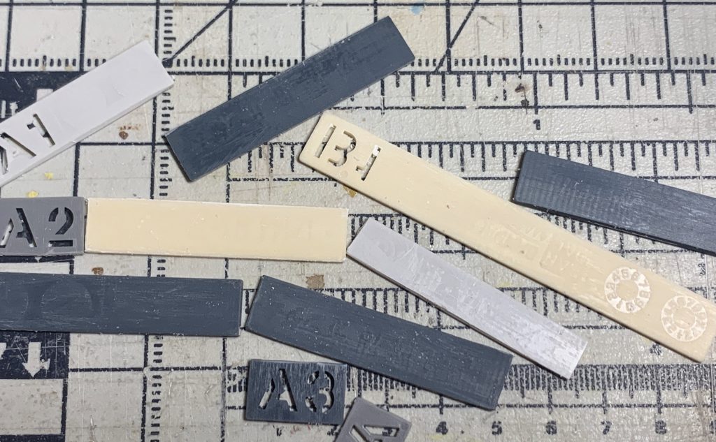 成型色活かしでのディテールアップを行なうため、各ランナーのタグを切り出してヤスリがけし、ディテールアップ用のプラバンを数枚作りました。