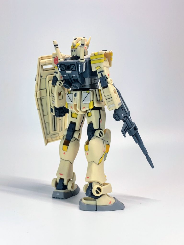 クリーム色のパーツのところどころに、明るめのオレンジで部分塗装しています。