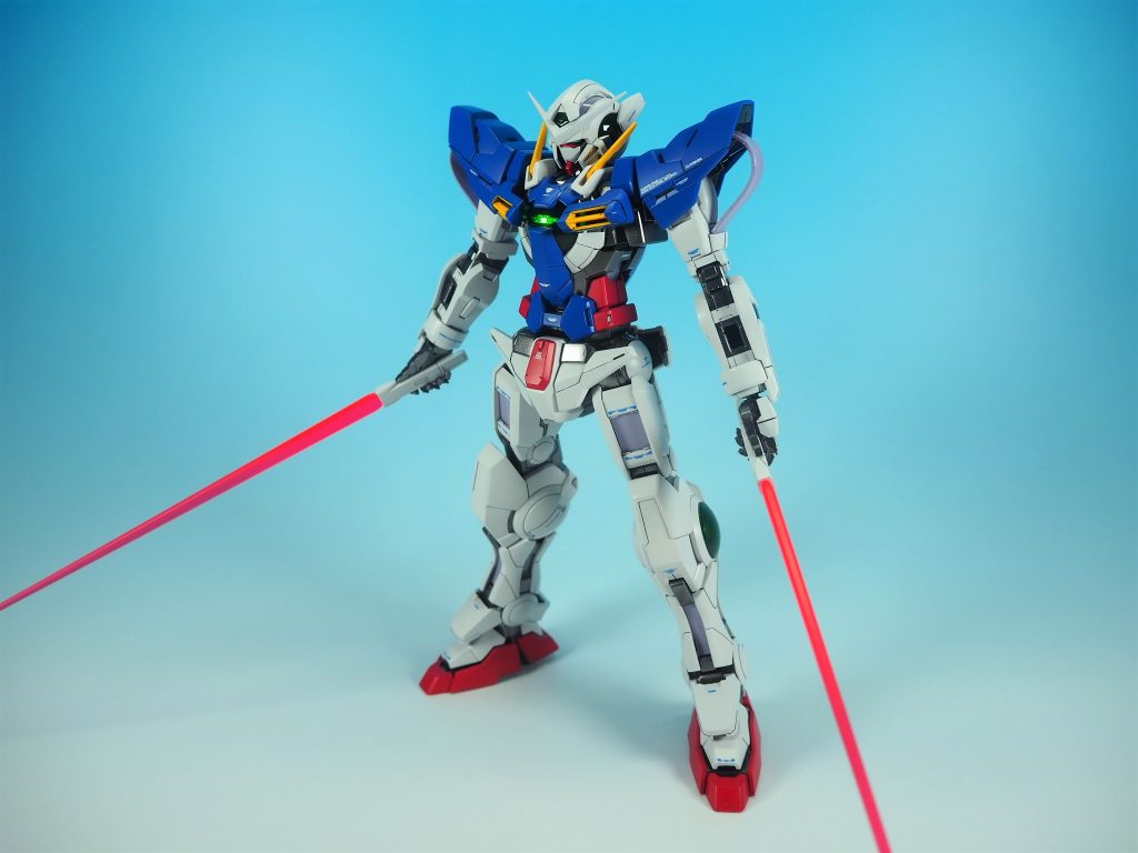 ビームサーベルは蛍光塗料でグラデーションを施しています持ち手は数パターン用意しているのでキットのままだとできない様々なポージングにもしっかり対応させてます