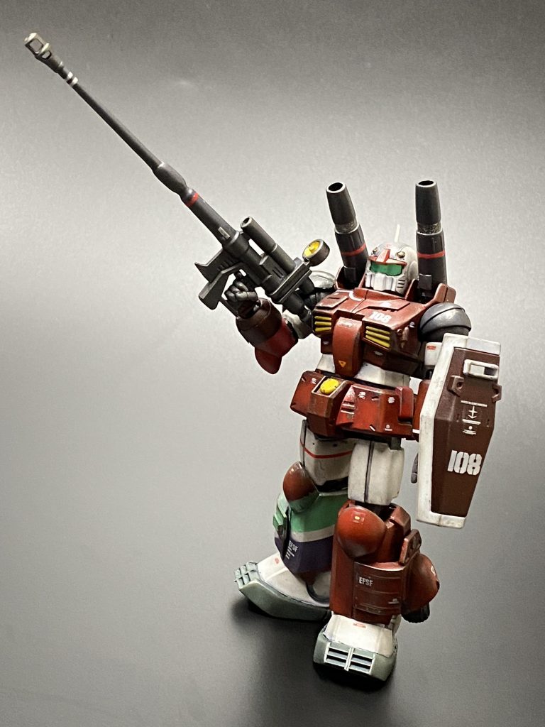 後方支援に特化するために、ライフルをロングレンジにして、機動力を上げるためスラスターを強化したというイメージです。