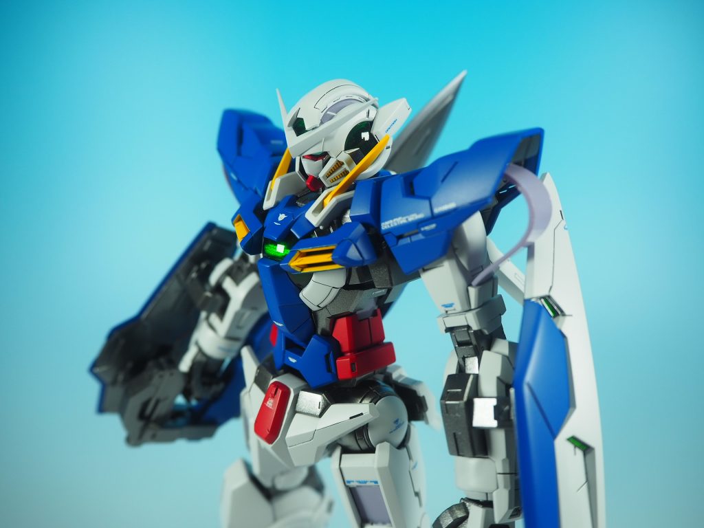 デカールは付属のドライデカールに手を加えたものを使用段差消しも行っているので、光にあてた時に浮いて見えないようにパーツにしっかり刻印されているように見えます