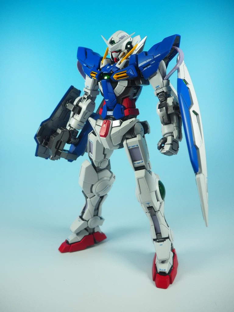 フロント基本的な部分は元のMGから時に弄ってませんが外装の一部(アンクルガードや膝、フロントアーマーなど)細かい所を形状変更していますGNコードはクリアパープルからアニメ本編などで印象的なパープル系の色に変更してます