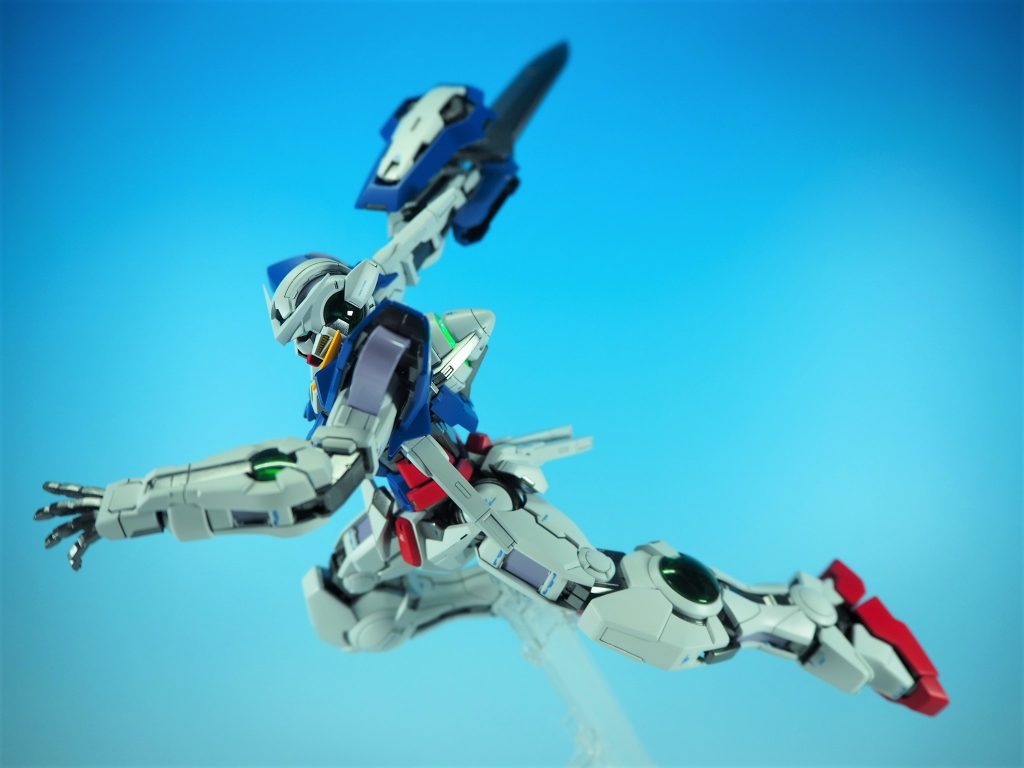 そこそこ昔のMGですが、設定画に忠実に作られている事もあり一部を除けば可動域は結構広めです素組みの状態だとGNソードの保持が難しいので、塗装などで右肩のポリキャップを少々キツくしています