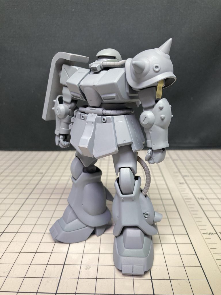 捨てサフ時プロポーションを大まかに設定画に近づけた古いキットはヒケが多いので、捨てサフで表面処理をやっておくのが大事