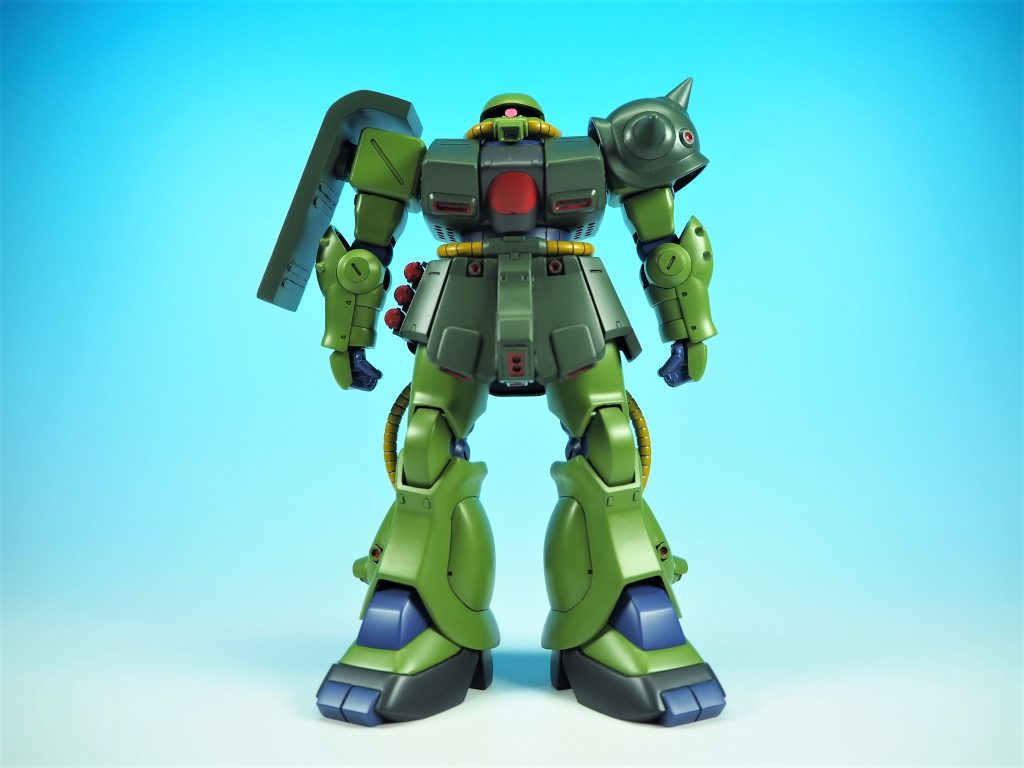 正面加工箇所はシールドの厚みをバキュームフォームで増やしフロントアーマーをプラ板で延長腹回りをパテで数ミリ延長目消しと延長で一度潰したディテールは加工後にプラ板でスクラッチして再生させました