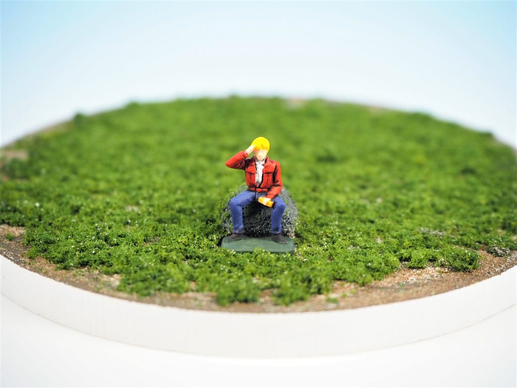 テクスチャペイントとジオラマ用の材料を使用し、芝生を再現