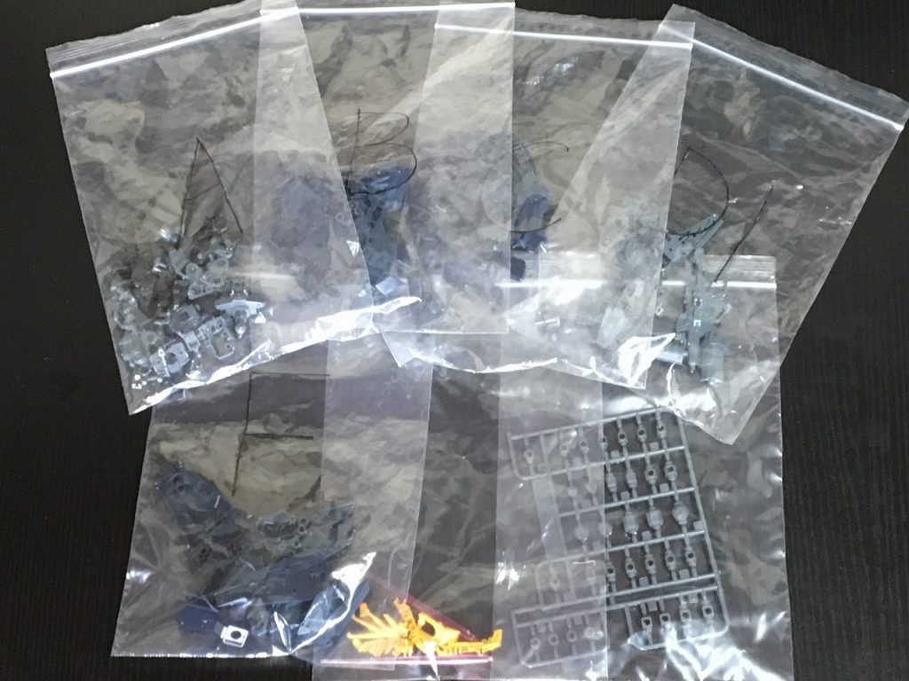 パーツリストは、A・B・C×2・D・F・G・H・SB6・PCとシールです。始めにパーツを全て切り離しゲート処理を行います。塗装工程