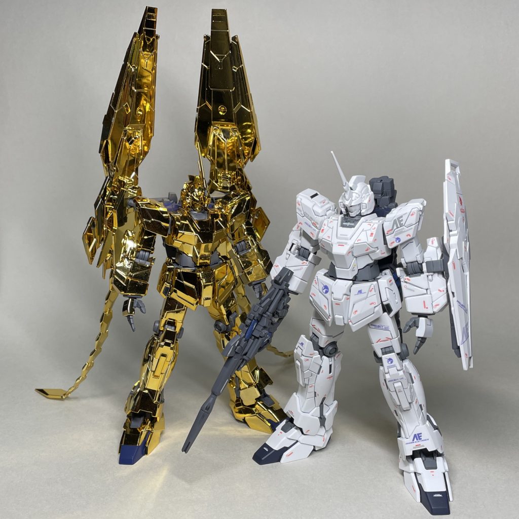 ユニコーンガンダムユニコーンモードと並べて(まえ)(フェネクスのゲート跡のリタッチをする前に撮影) どことなく、KOGとLEDが並んだような印象を受けました。ガンダムNTのフェネクスに追加でスタビライザーが付いたので、以前よりも増してそう感じます😅