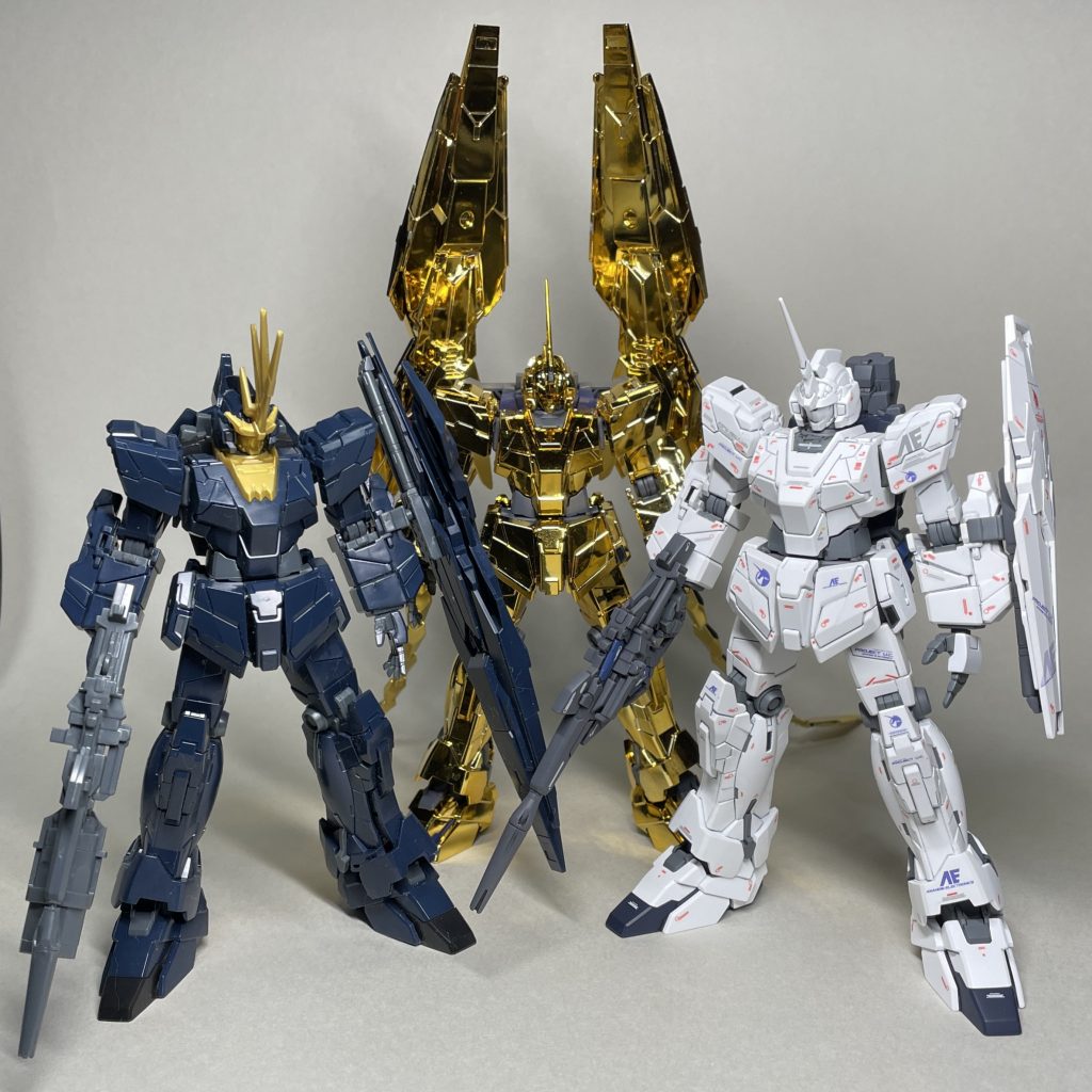 ユニコーン、バンシィと並べて(まえ)(フェネクスのゲート跡のリタッチをする前に撮影) 未塗装のバンシィも並べてみました。いずれ、バンシィも完成させたいです。