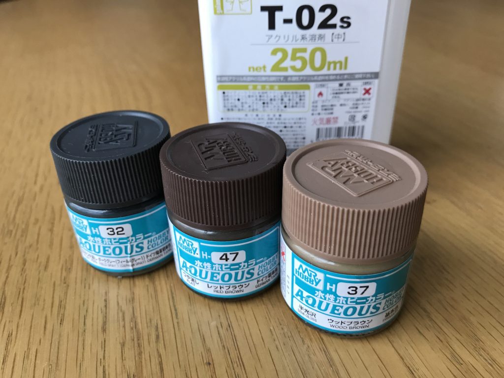 ウェザリングに使用した水性塗料。今回はこれに加えてガンダムマーカー（墨入れ用）を使用しました。
