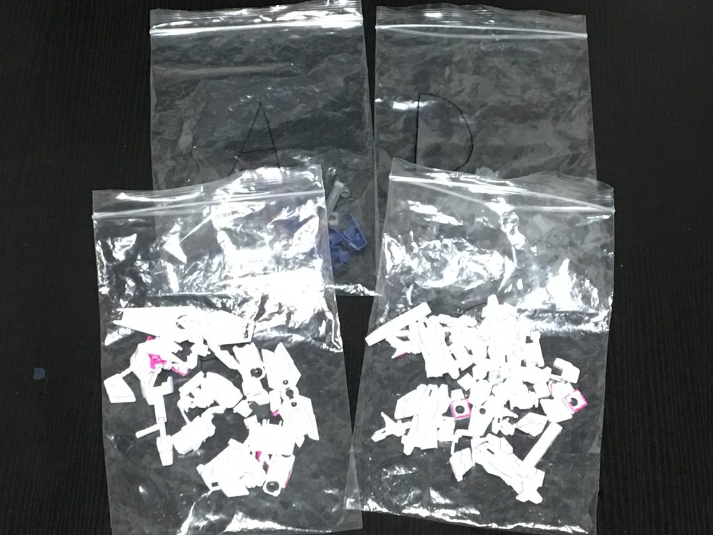 パーツリストは、A・B・C・D・SB6・PCです。パーツをサクッと切り離しパーツグループごとに分け丁寧にゲート処理を行いました。スミ入れ工程