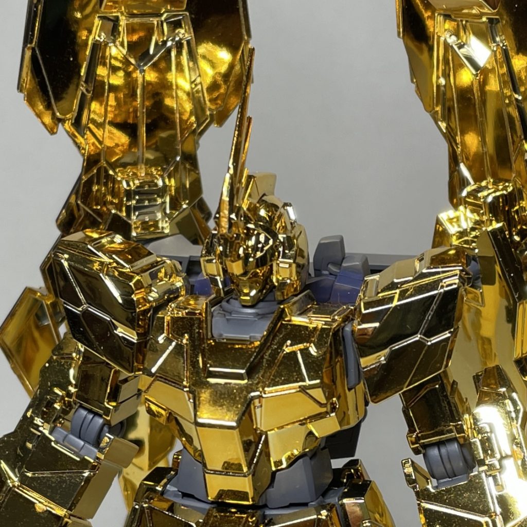 頭部アップ 組み立て後も目立つメッキパーツのゲート跡は、ガイアカラー122 スターブライトゴールドでリタッチしました。 頭部アンテナのゲート跡だけはリタッチしないと厳しいですが、それ以外の箇所は、リタッチしなくてもさほど気にならない気がします。