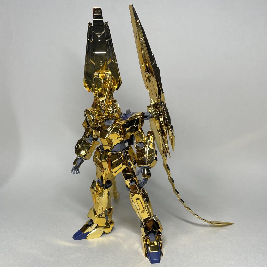 左まえ 今回は、通常パーツを全塗装する場合と同じくらい丁寧にヒケなどを処理して製作。 通常パーツをきちんと塗装したことで、未塗装パーツにありがちなウェルドラインや目立つヒケなどのマイナス面が消えました。通常パーツのツヤを抑えたので、メッキパーツと通常パーツとのツヤの差でメリハリが出て、かなりいい感じに仕上がりました。