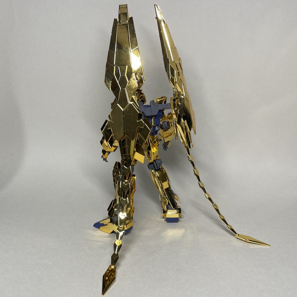 うしろ メッキパーツをランナーから切り離す前に、通常のパーツを切り離し、組み立てられる部分は組み立てて、表面処理、塗装、スミ入れ、つや消しコートまで終わらせました。非メッキパーツの面出しもそれなりに行なっています。 バズーカやシールドは、劇中で使われなかったので作っていません。