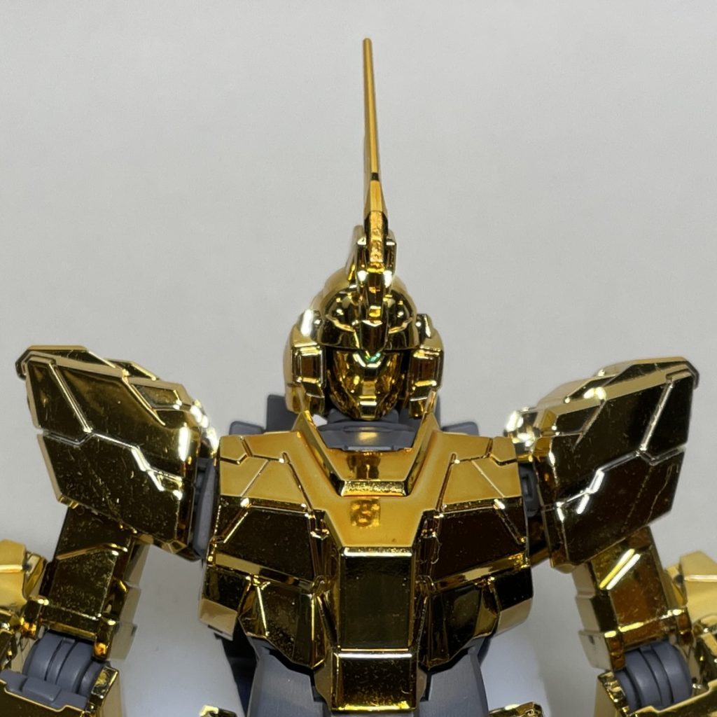 頭部アップ正面 頭部の緑のセンサー部分にキット付属のシールを貼り、シール部分にクリアーを筆塗りしました。