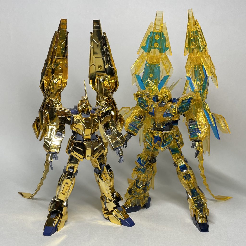 クリアフェネクス(デストロイモード)と並べて(まえ) メッキとクリアを並べると、なんだか豪華な気がします。クリアフェネクスは限定発売のキットですが、発売直後にたまたま近所でバンダイの物販イベントがあり、そこで購入できました。