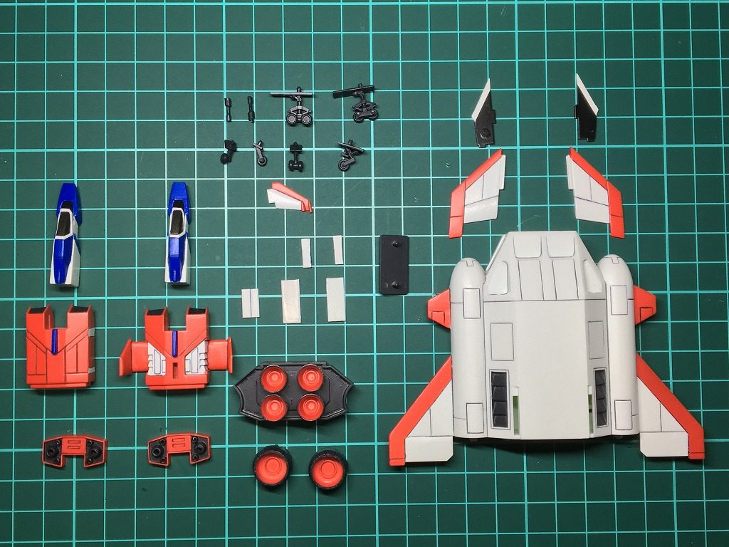 塗装にコツが必要すが、スミ入れ後塗装を行ってもスミ入れラインは残ります。(塗装色との相性もあり)　私は塗装後のスミ入れが出来なかったので、スミ入れ→塗装の順で製作を行うことにしました。塗装よりスミ入れで完成度の善し悪しが決まるような気がします。仕上げ工程