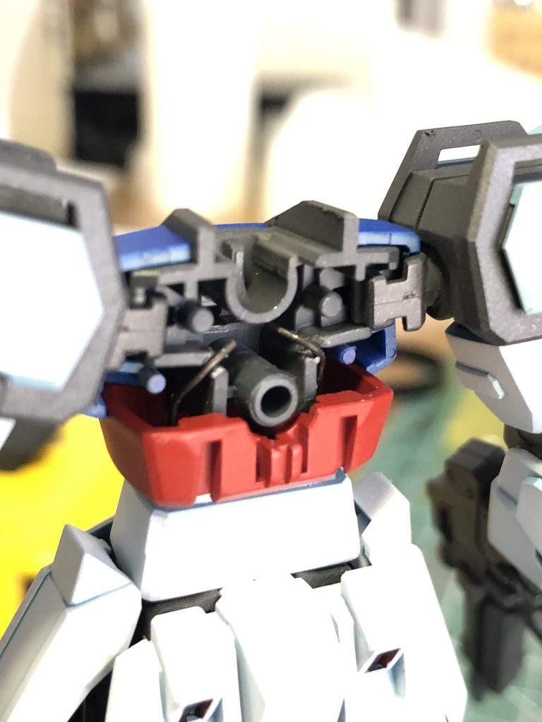 組みやすい分ダレ安い印象のEGシリーズ。ましてや背負いものの多いストライク(SEED機は大抵そうだが)はこのままだと腰をやられるので内部に針金を仕込んで補強しました。ストライカーパックはまたそのうち作ります。