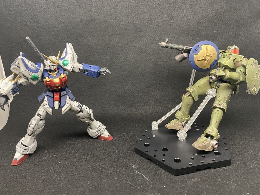 盾を投擲して体勢を崩した!
