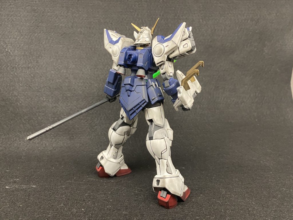 背面。リアスカートのスジボリは,個人的に結構うまくいったのかなと思ってます。あとこの写真だとわかりやすいですが,ふくらはぎのスジボリやサイドスカートの一部などをグレーサフで色分けしてます。