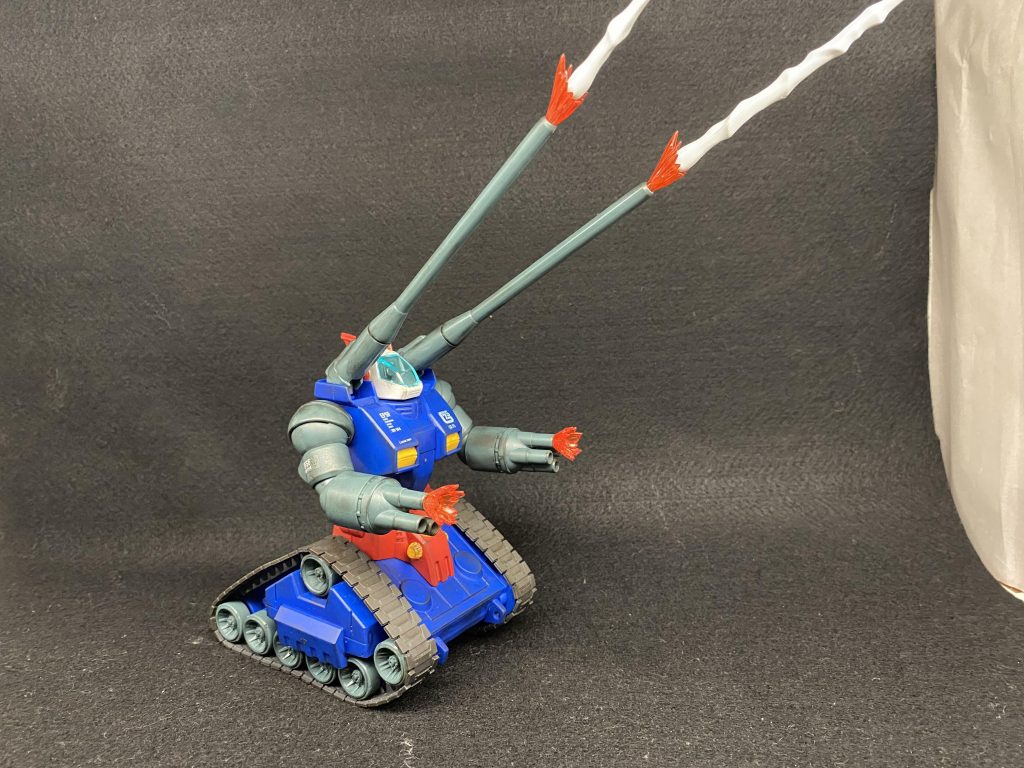 アクションポーズ4。せっかくV作戦セットで初代の3機がそろっているので，3体とも完成したらそれらで簡易ジオラマでも作ろうかなと思っています。ここまで見ていただきありがとうござました。