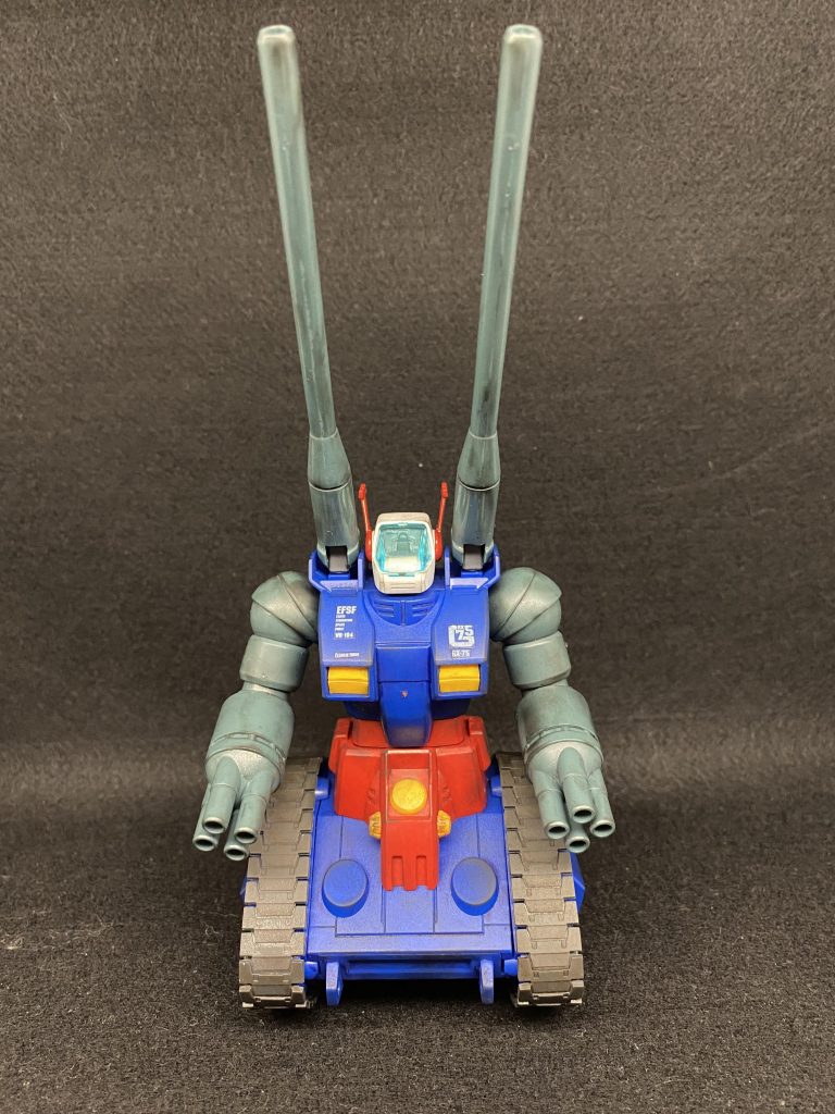 まずは正面。ガンタンクを作ったのは今回が初めてだったのですが，独特なフォルムが癖になるいい機体だなと組んでいて思いました。