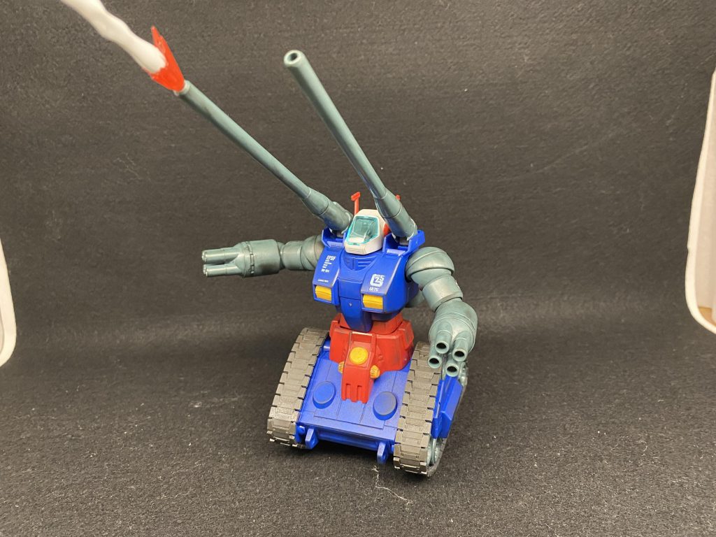 あまり動かないですがアクションポーズを。砲撃エフェクトはMSビームエフェクトなどを塗装しています。