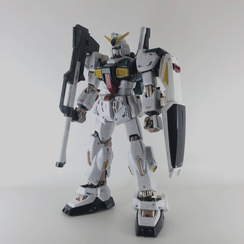 アクリジョン筆塗り白：本体はシルバーを下地に塗ってから、白を重ねてみましたが、うーむ。シールドは諦めて最初からベースホワイト塗って、白を重ねてあります。黒っぽいところ：黒鉄色を下地に塗ってから、クリアブルーを重ねてみました。上手く塗れたところとそうでないところの差が激しい…関節部：カッパーその他：黄色はベースイエローの上に普通のイエロー。赤はベースレッドの上に普通の赤センサー類今回、ダイソーの蛍光シールを試してみました。切り出して貼り付け、目以外はレジンで蓋をしました。結構光ります。シール昔RGを作ったときに、うるさすぎだろうと思って貼らなかったシールが大量に残っていたので、練習だと思って貼りまくってみました。厚みが目立つので、少し後悔しているかも…最後は水性トップコート（光沢）です。