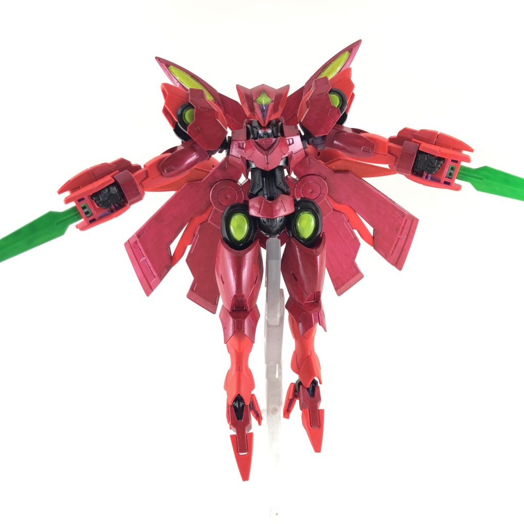 ということで、普通照明の下で見るとこんな感じ。単にベギルベウの色変えです。アクリジョン筆塗りメタリックレッド:頑張ってかき混ぜたのですが、メタリック感が出ません…難しい蛍光レッド:隠蔽力が低く、5回くらいは重ね塗りしているはずなのですが、それでも下地が透けるところがあります。レッドというよりオレンジですね。艶消しになるので、そのままにしてあります蛍光イエロー:クリアパーツの裏側などに蛍光グリーン:ソード部ですコクピット内は座席のところにダイソーの蛍光シールを貼って、聖刻石(魔力の封じられた宝石みたいなもの)が埋まっているっぽさを出せないかなと。