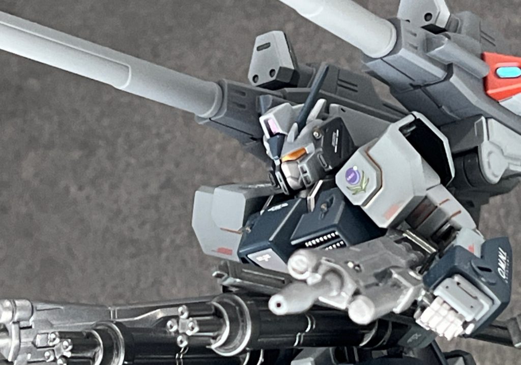 　上半身はベースとなったダガーLと頭部以外は変わりなく、ストライカーパックの接続コネクトを有しているため既存の各ストライカーを装備することができる。また、クローラーユニット装備時に脚部を前に出すため、フロントアーマーがないのが特徴。頭部は105ダガーにダガーLのバルカンポッドを設けたワンオフ仕様。以下武装・M2M5 トーデスシュレッケン12.5mm自動近接防御火器 　素体になったダガーLと同じもので牽制用として搭載。