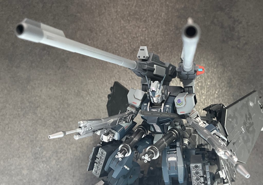 ・AQM/E-M11 ドッペルホルン連装無反動砲　大型の実弾砲塔を2門備えた対艦攻撃用のストライカーパック。主に宇宙で使用されるが、機動力のあるクローラーユニットを活かして地上での装備を可能している。以下製作編