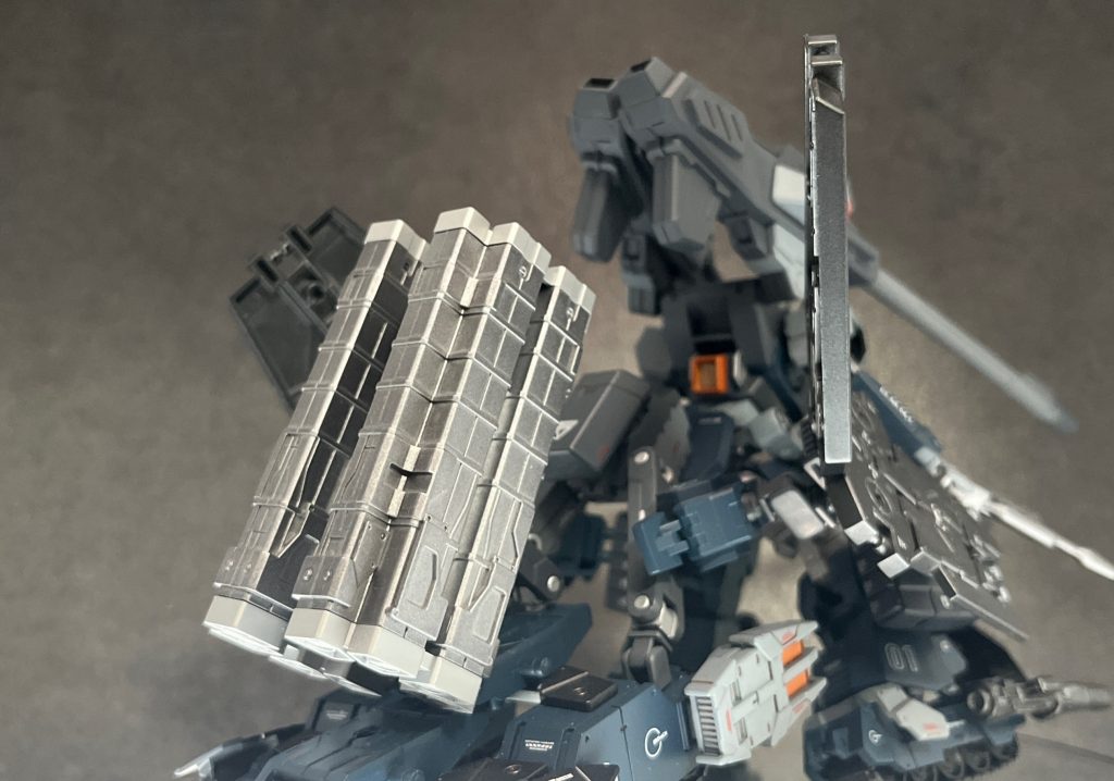 ・WMSSCA08-30 ヴィルヴェルヴィント　対空8連装ミサイル　ユーラシア連邦で開発された対空用迎撃ミサイル。そもそもは地上基地に配備されているもので、MS用に改造されてアイアンストライダーに積まれている。ディンやバビといった上空の敵に対して運用する。計40発搭載。