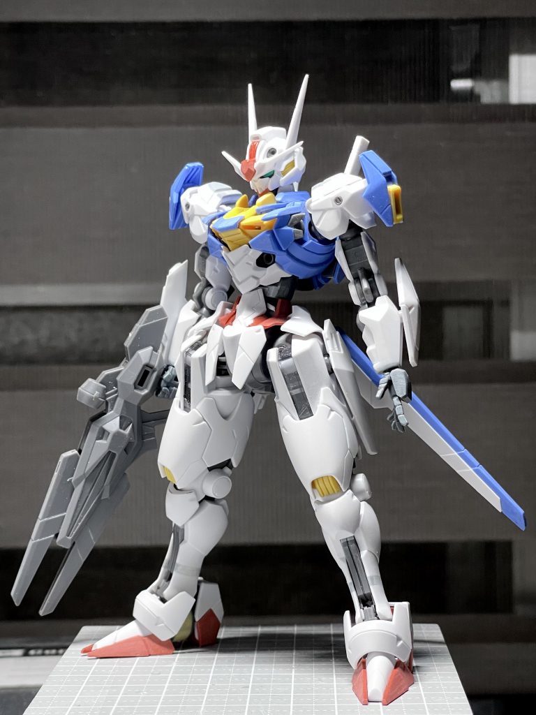 所々延長して、よりスラリとしたイメージに。肉抜きも気になる部分はプラ板やエポパテで埋めています。