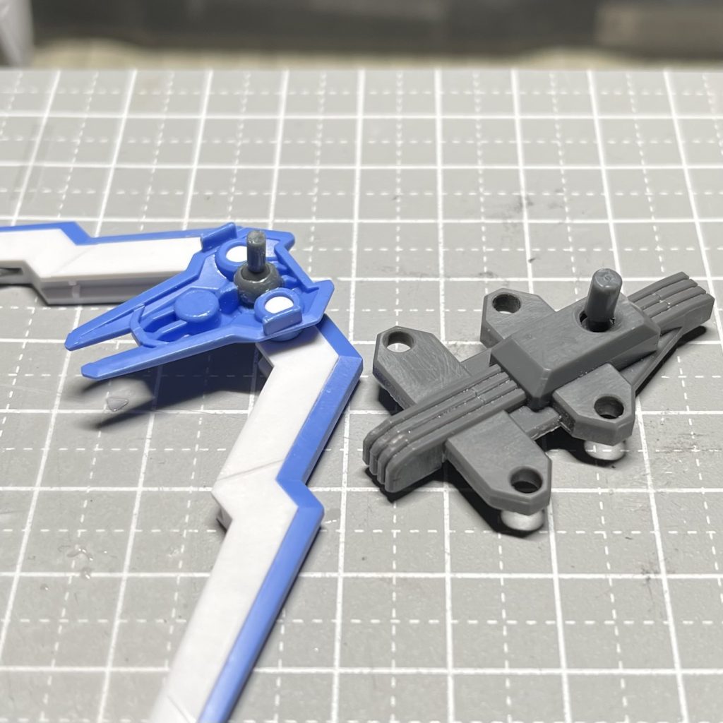 シールドとビットオンフォーム時にお尻につく箇所はボールジョイント化して、多少の表情付けができるようにしています。また、シールドビットの基部は厚みが気になったので削り込んで2mmほど薄くしました。