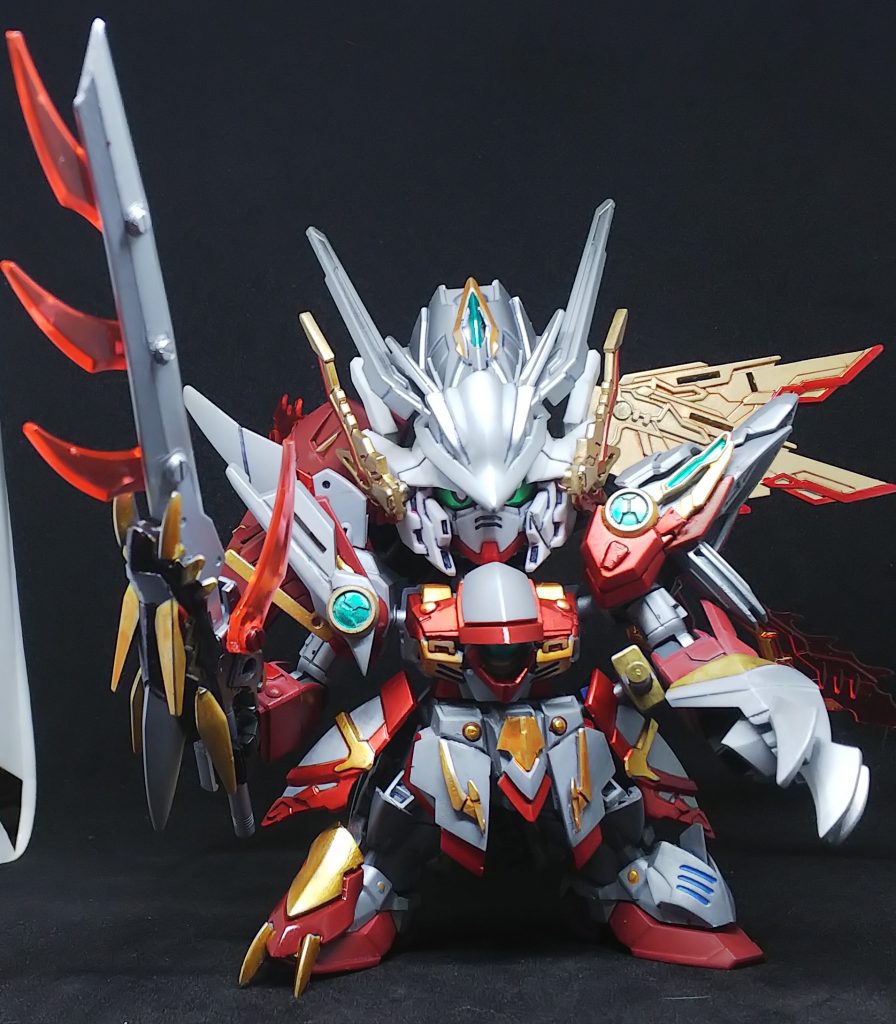 右肩のシールドが頭部に、左肩のクローが左腕に装着羽と剣が展開する