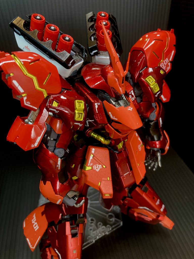 　複数の赤となるべくゴールドのアクセントをアピール出来るように少し配色を変えております。