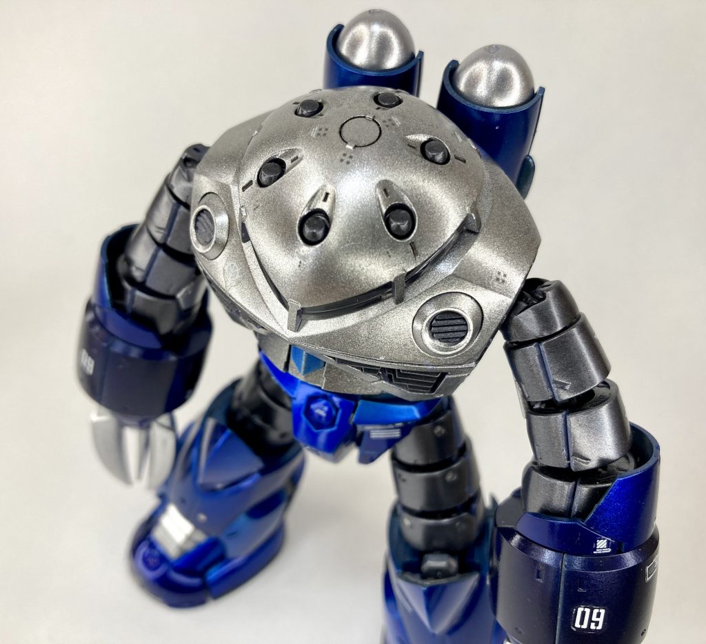 RGにしては部品点数も少なく作りやすいほうかと思います。この頃はマークセッターの存在をしらず、一晩掛けて施したデカールが次の日ほとんど風で飛んでいったのは良い思い出です。