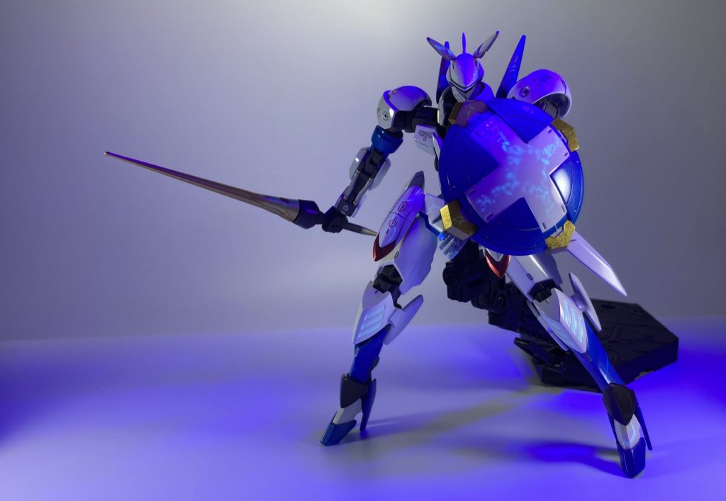 本塗装の下に蛍光塗料で魔術刻印のようなものを入れてみましたシールドは元々白だったのも相まってサフを吹かなかったのですが、それが原因で文字が滲んでしまったのが痛恨です持っていた筆がさほど細くなく、全体的に太い線になってしまったこと。筆を使うこと自体があまりなく直線が出なかったこと。思ったよりもくっきり線が出たことが相まって少し野暮ったさが出てしまいました