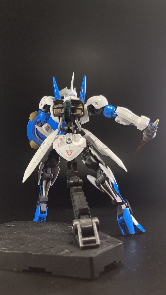 良い意味でガンダムシリーズらしからぬデザインが最高ですね素組時点で格好良すぎて色案がまとまらず、２ヶ月ほど塩漬けしましたが結果的には大満足です