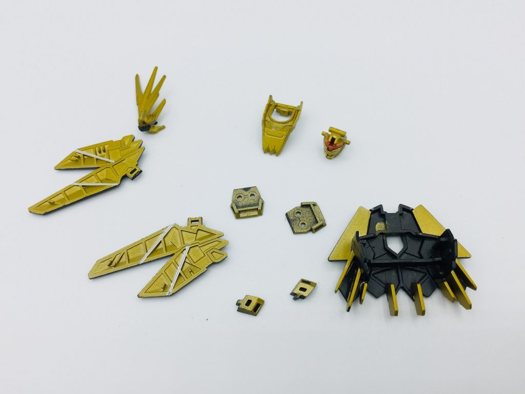 上図のゴールド塗装は、私の場合、下地にゴールド→クリアイエロー→クリアオレンジの順に塗装を重ねています。仕上げ工程