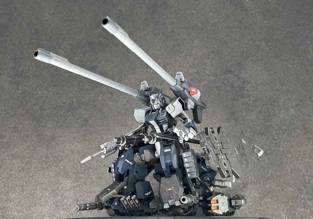 ダガーＬアイアンストライダーGAT-02L-33/MMO3-AS002　C.E.73年時における地球連合軍の主力機「ダガーＬ」をベースに、MMO3社が開発した可変4脚式クローラータンクユニットのテストモデルとして開発した機体。　この機体は、渓谷地や雪山、廃墟都市、砂漠地帯などの足場の悪い地形において、高い機動力と火力を有する主力MSの開発コンセプトから設計された。　このユニットと一部武装を開発した「MMO3」とよばれる設計会社は、C.E.70〜からザウートやバクゥなどの残骸を回収し、そこから技術を得て大型作業重機の開発をメインに行っていたが、ヤキンドゥーエ戦役後はMS用の装備開発市場に参入している。　本機はMMO3社のデータをもとに南アフリカ統一機構にある、連合軍のビクトリア基地にて製造され、そこからアフリカ大陸北西のザフト・連合戦力境界線付近にあるコンスタンティン拠点（仮）まで輸送され、ジブラルタル基地のザフトを警戒する任務に就く。（この拠点は西側のザフト軍と小規模な戦闘を繰り返していたが、ミネルバ隊のスエズとガルナハン攻略により、ザフト軍が優勢になってからは、拠点の戦力はビクトリア基地への撤退を余儀なくされる。）