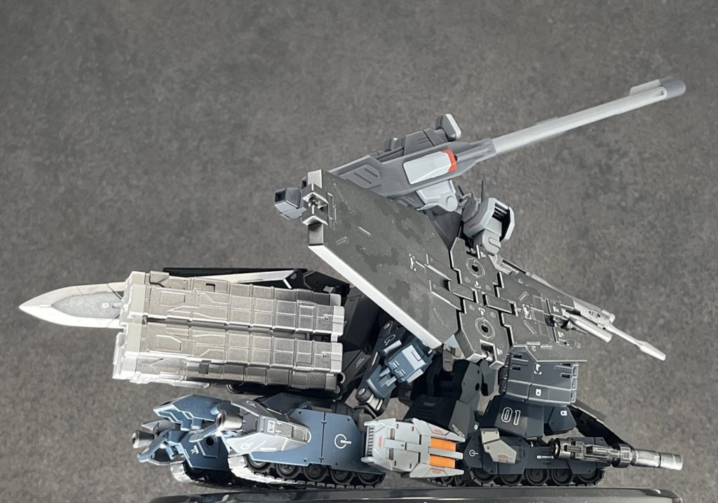 　後ろのクローラーユニット部分は、追加の武装を積んだり、MSを牽引したり、必要に応じてパージもできたりと多目的な用途で展開が可能としている。　先に述べた通り、もともとはガルナハン基地に配備予定だったため、拠点防衛用の装備とサンドカラーの迷彩を施してあったが、その後ゲルズゲーの登場で配備が見送られ、敵拠点強襲用として(色も)マイナーチェンジする。しかし、最終的にアフリカ大陸北部のサハラ砂漠での運用を強いられるなど散々な始末を受ける。　本機の装甲はトランスフェイズ装甲の表面をラミネート装甲で覆ったハイブリッド構造を採用。(あまりにも高価すぎる故、他に類を見ない仕様。) また、エネルギー消費問題の解決の為に、新型のパワーエクステンダーを搭載している。※ハイブリッド装甲になっているのはあくまでクローラーユニットのみで、上半身のダガー部分はラミネート装甲だけを採用している。これはビーム兵器主体になったC.E.73の時事対策であったが、結局砂漠でバクゥ部隊を相手にすることになり、ラミネート装甲の効果が薄れてしまう。