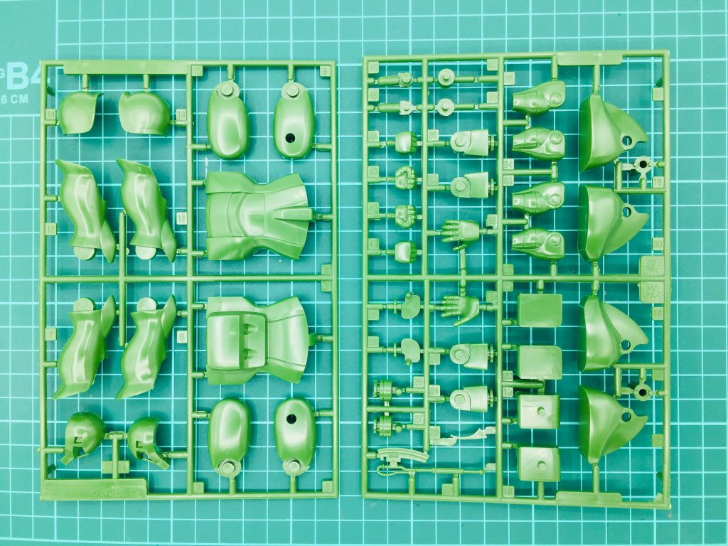 始めにパーツを全て切り離しゲート処理を行います。スミ入れ工程