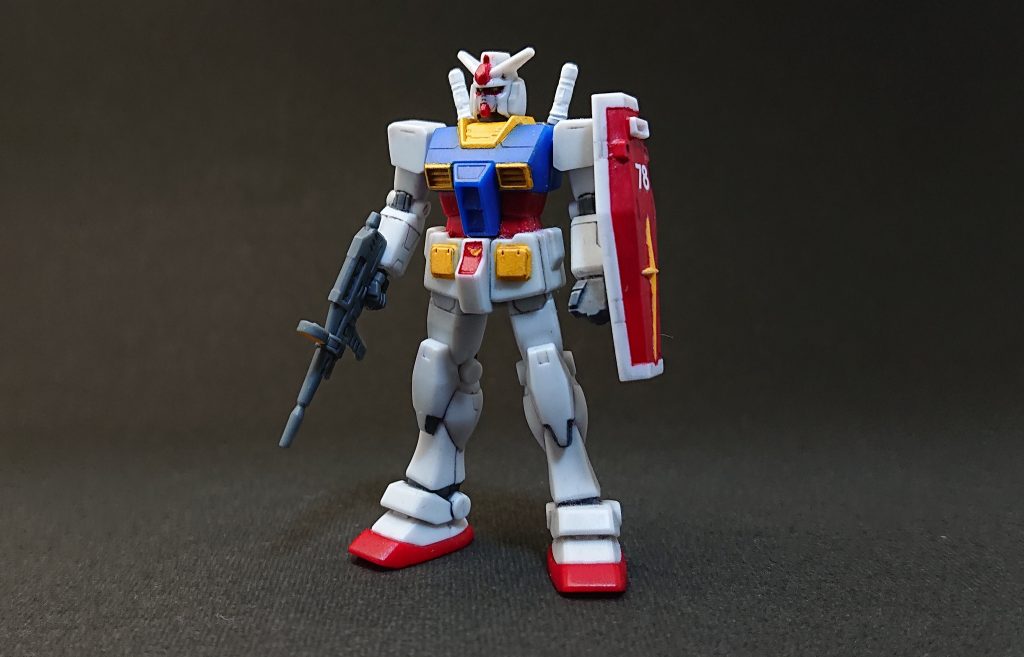 赤の部分はホビーカラー、黄色とグレーはガンダムマーカーで塗装しました。青と白は成型色のままです。シールドに78のデカールも貼りました。