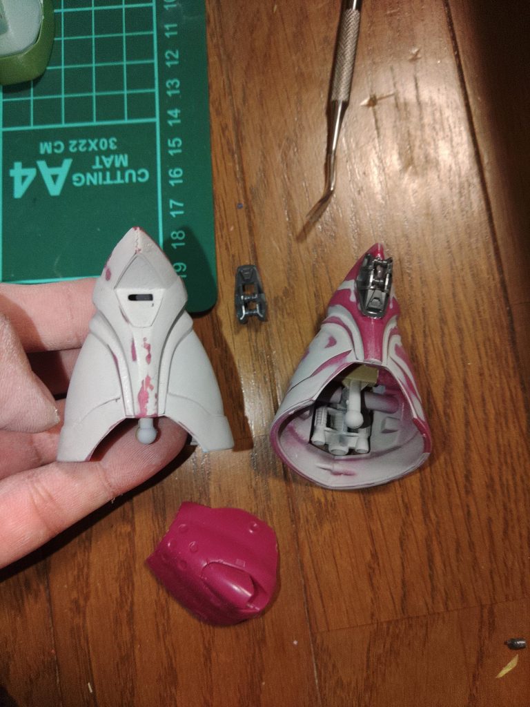 ひざの骨組にストライクガンダムのひざが入ってます、パテで隠れましたが、盛って装甲板貼ってごまかしてます。